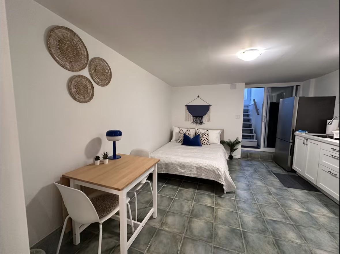 Glenlake Ave - Photo 4 of 14