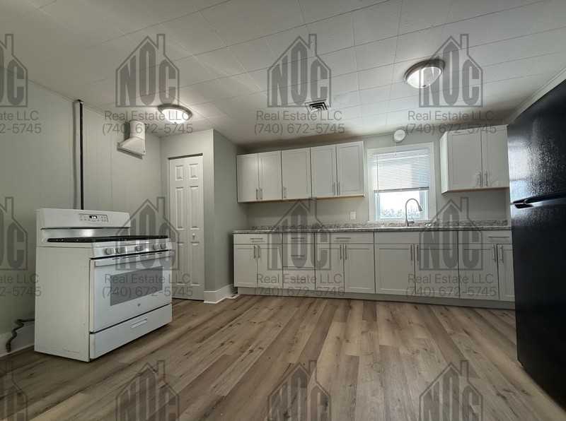 1236 1/2 E Locust St - Photo 3 of 13