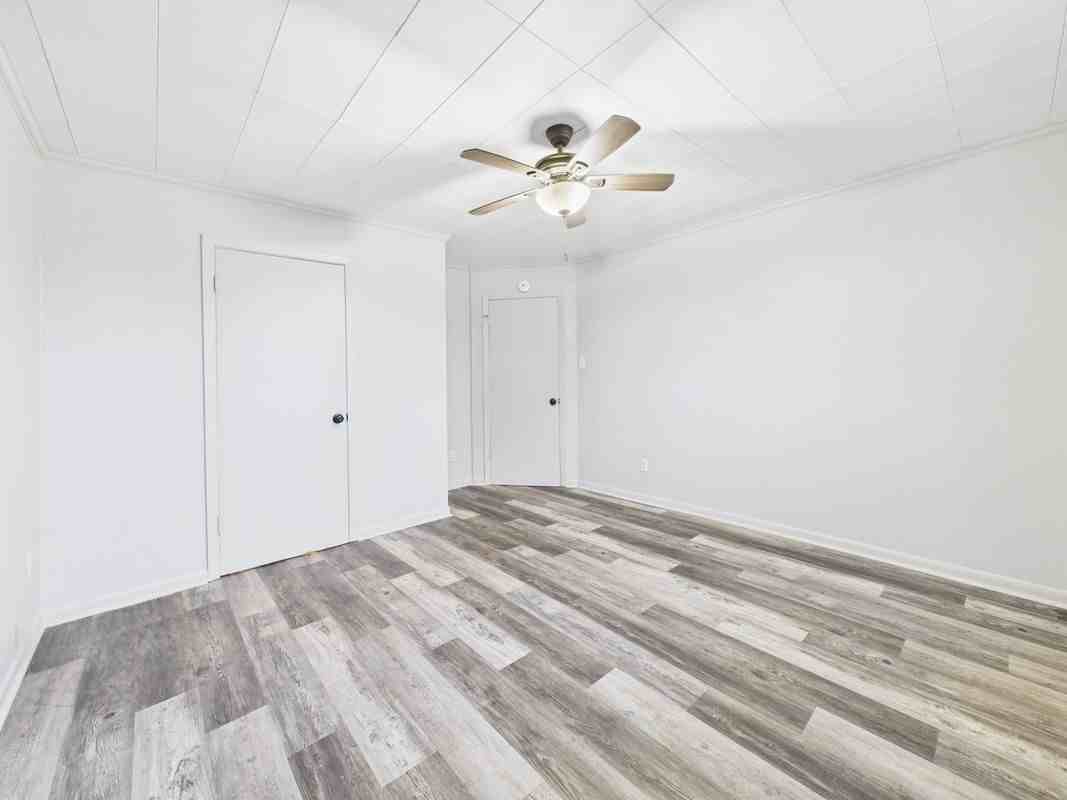 906 Center St - Photo 2 of 11