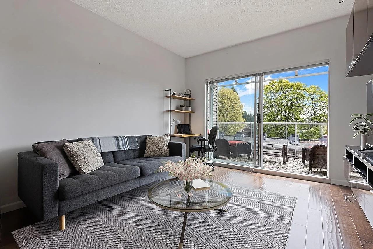 827 W 16th St - Photo 2 of 8