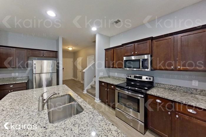 815 Ferguson Ln - Photo 7 of 21