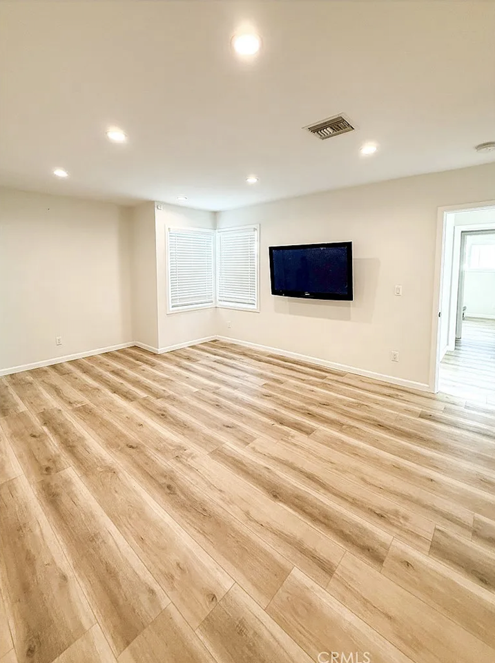 10430 Densmore Ave #NA - Photo 4 of 6