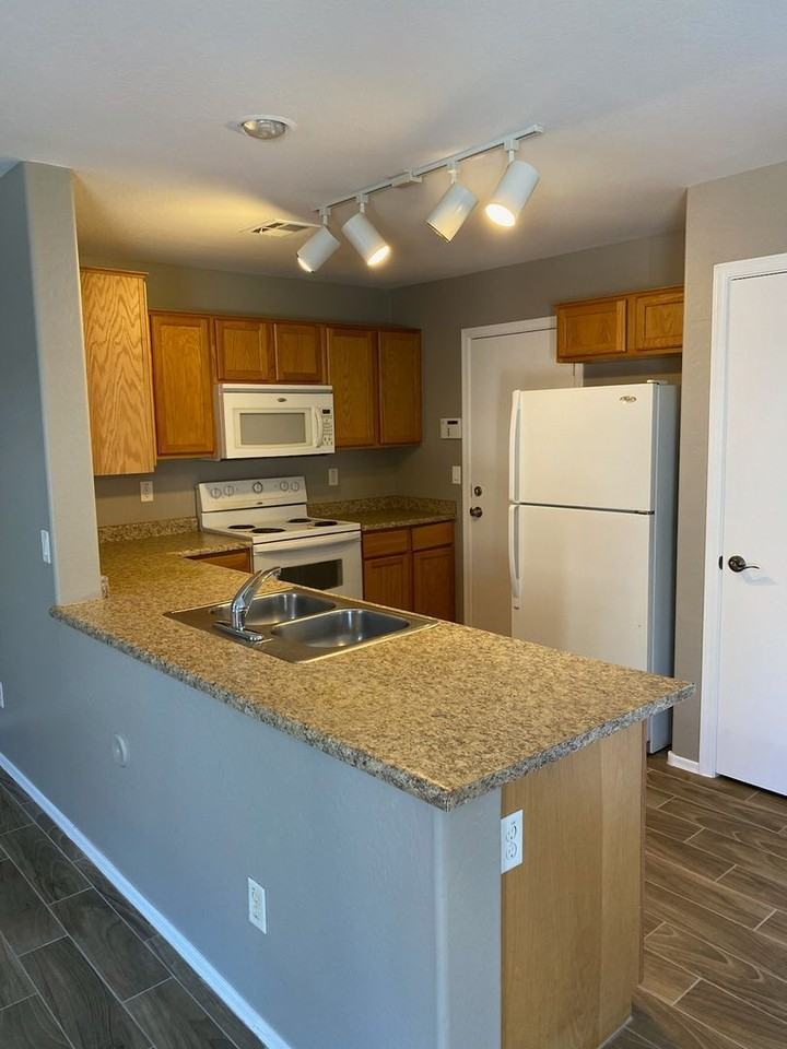 558 S 222nd Ln - Photo 5 of 14