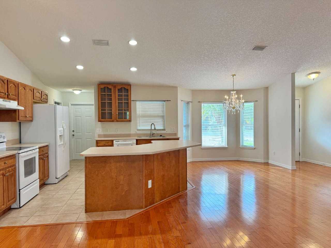 932 Delcie Dr - Photo 6 of 30