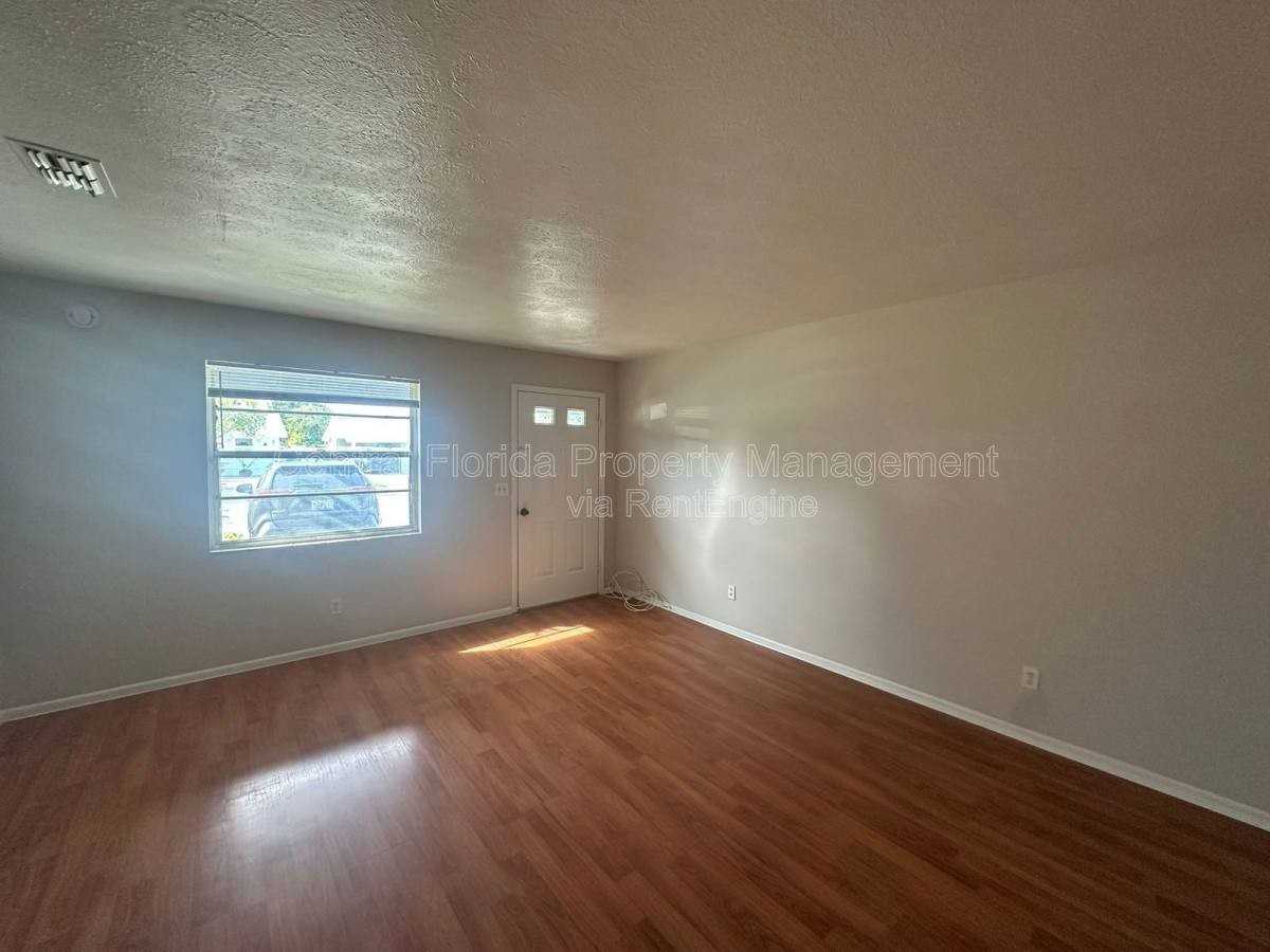 213 Montana Avenue - Photo 2 of 10