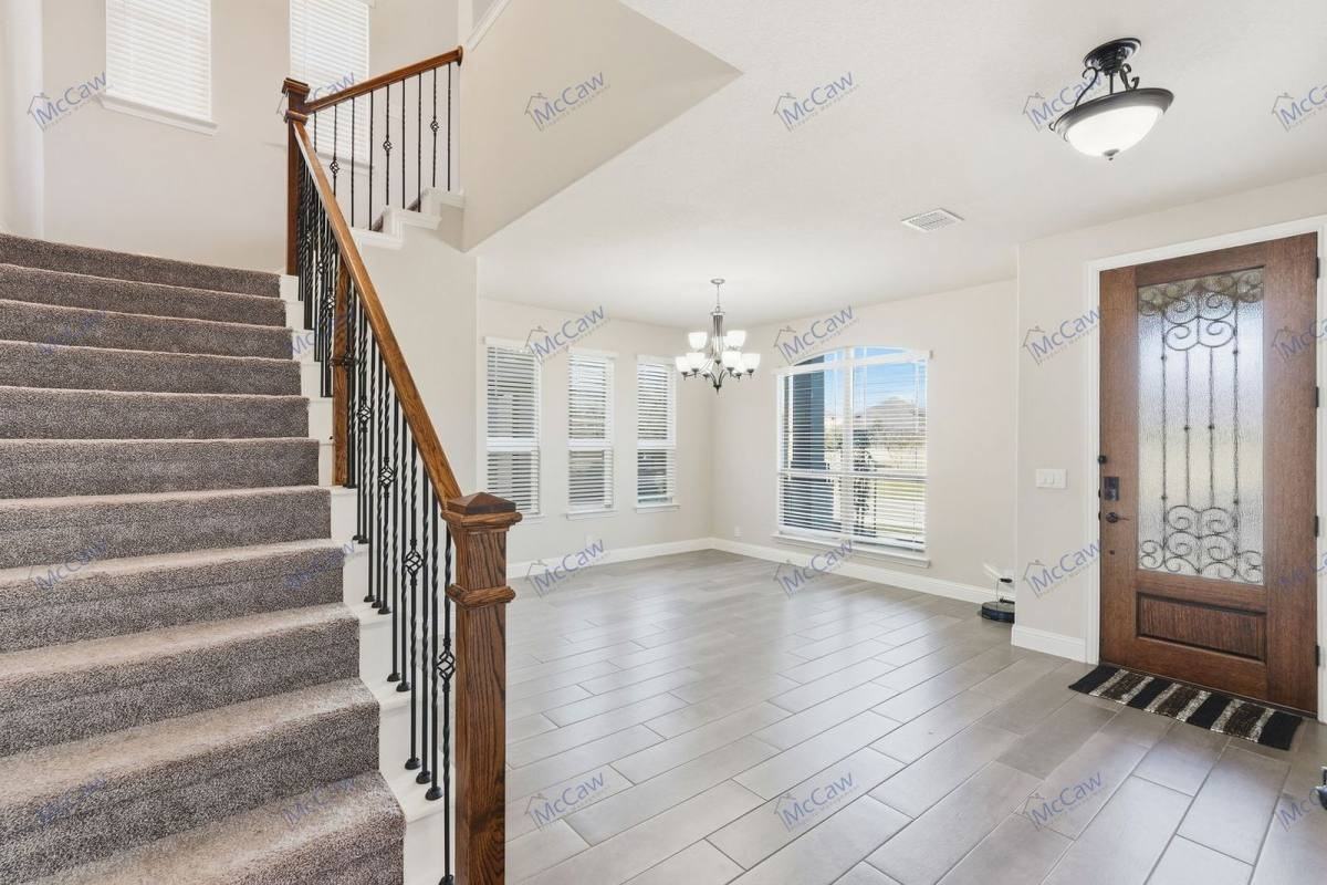 1618 Thurlow Trl - Photo 2 of 10