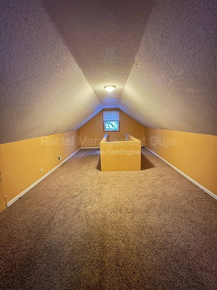 1905 44th Ave N - Photo 2 of 10