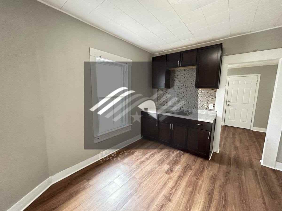 211 Alaska St - Photo 3 of 10