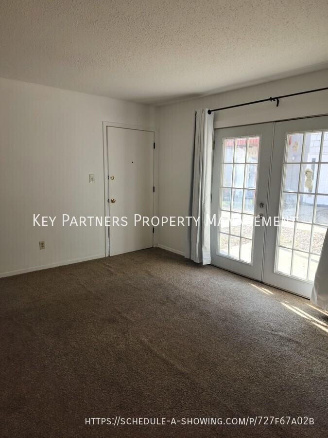 130 Warner Ave #6 - Photo 3 of 8