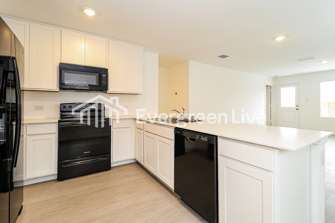 224 Sycamore Pl - Photo 3 of 15