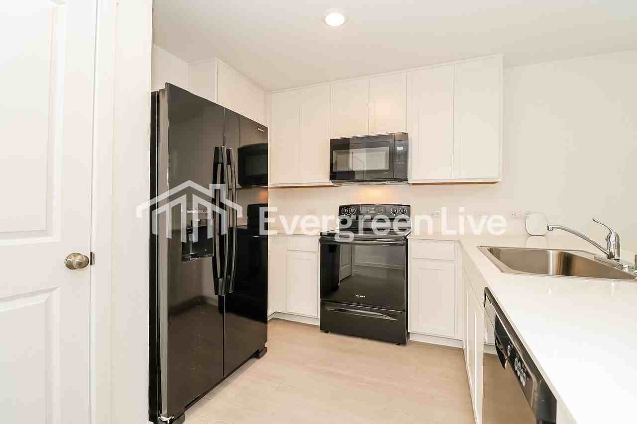 228 Sycamore Pl - Photo 2 of 15