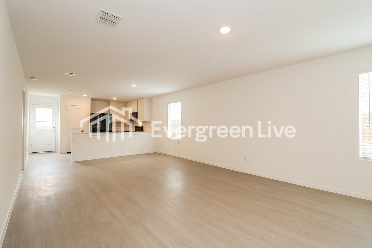 228 Sycamore Pl - Photo 5 of 15