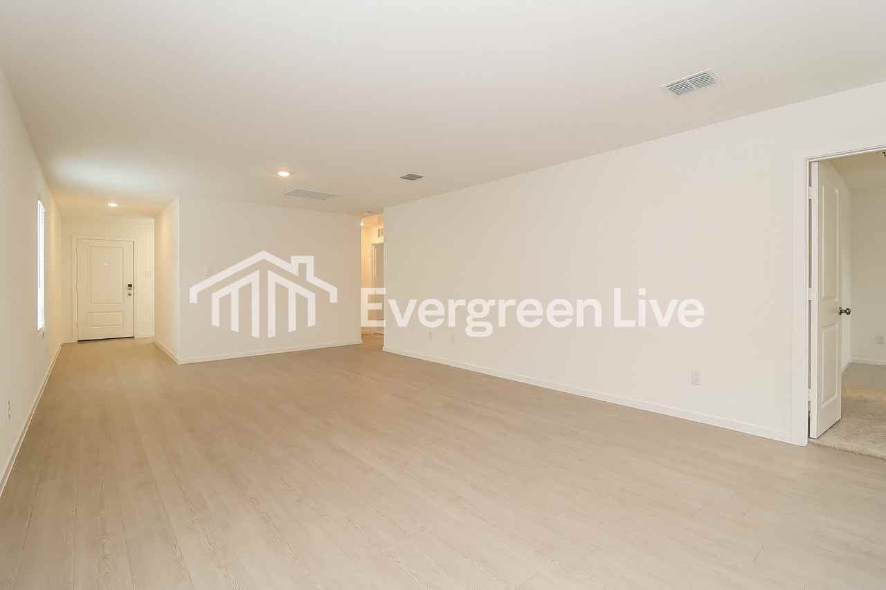 228 Sycamore Pl - Photo 6 of 15