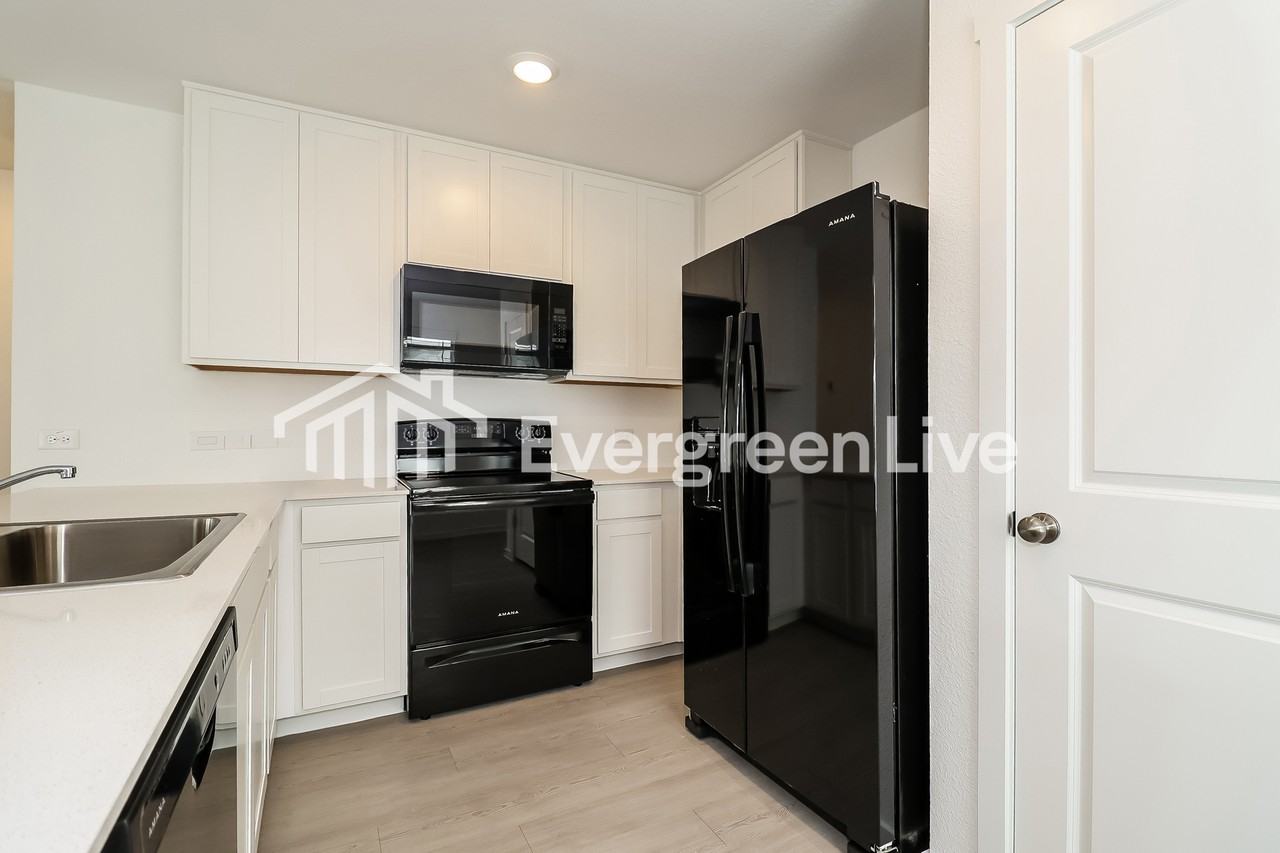 240 Sycamore Pl - Photo 2 of 15