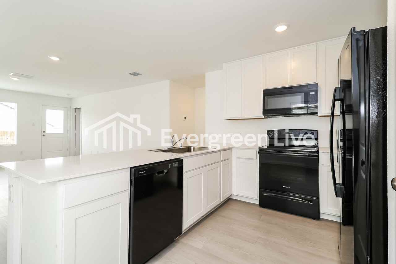 240 Sycamore Pl - Photo 3 of 15