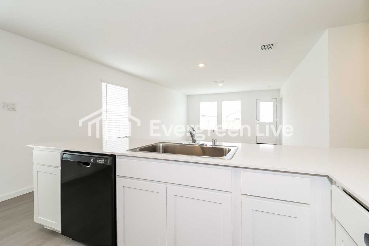 240 Sycamore Pl - Photo 4 of 15