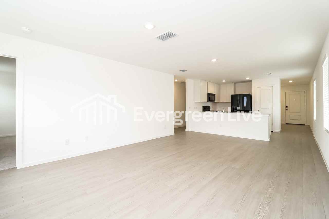 240 Sycamore Pl - Photo 6 of 15