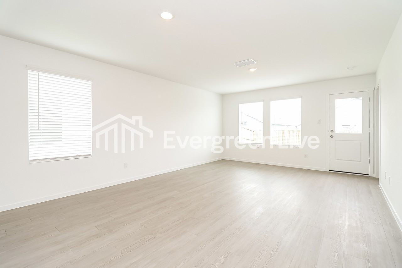 240 Sycamore Pl - Photo 7 of 15