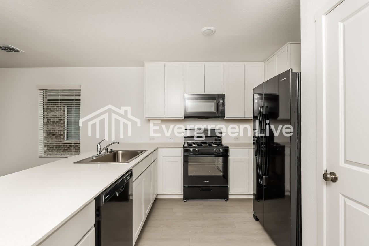 1211 Falcon Heights Dr - Photo 4 of 16