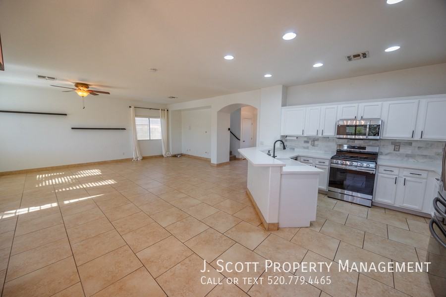 12209 W Washington St - Photo 5 of 34