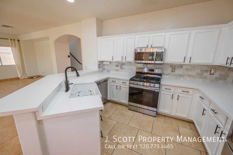 12209 W Washington St - Photo 7 of 34