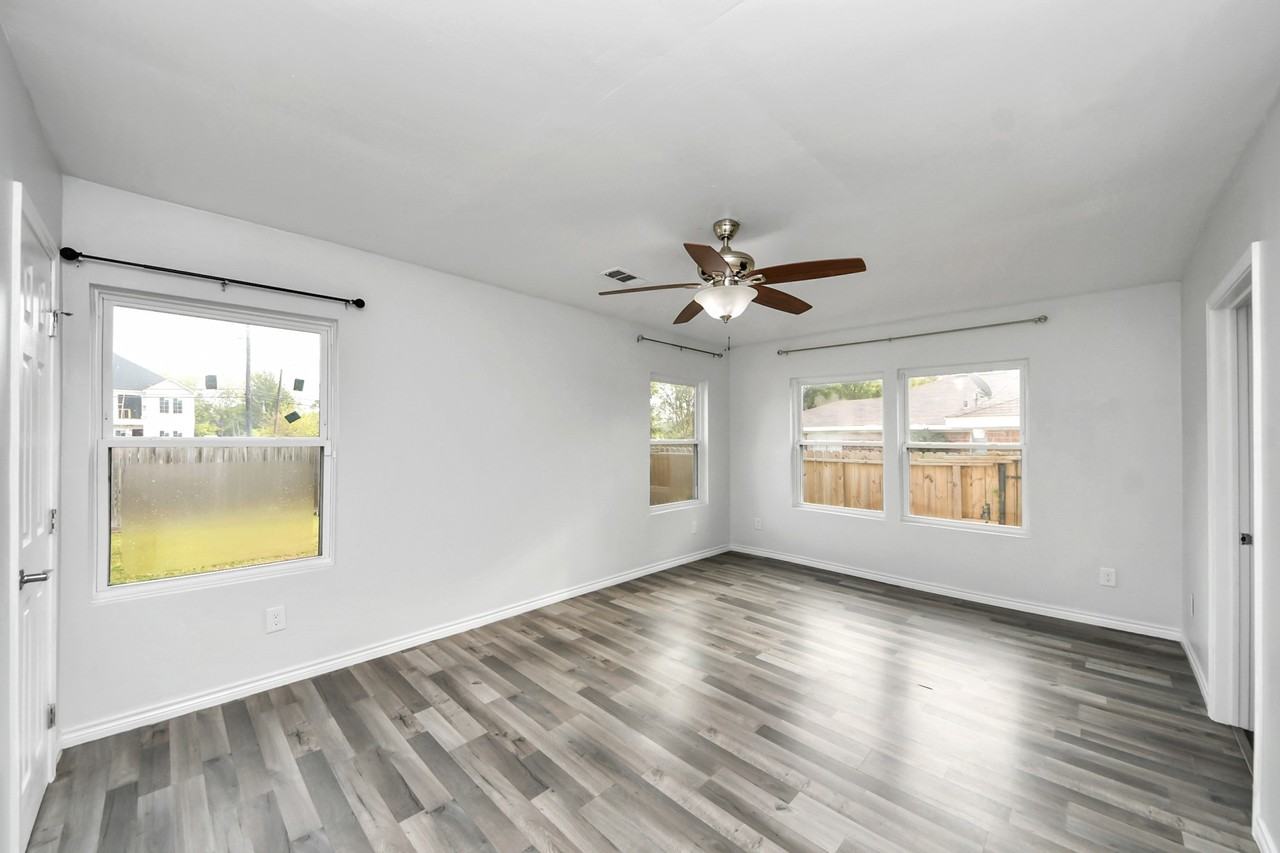 3911 Anita St #3911 - Photo 4 of 21