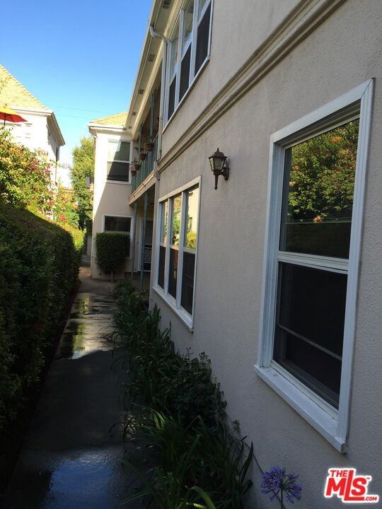 312 S Reeves Dr #312E - Photo 4 of 10