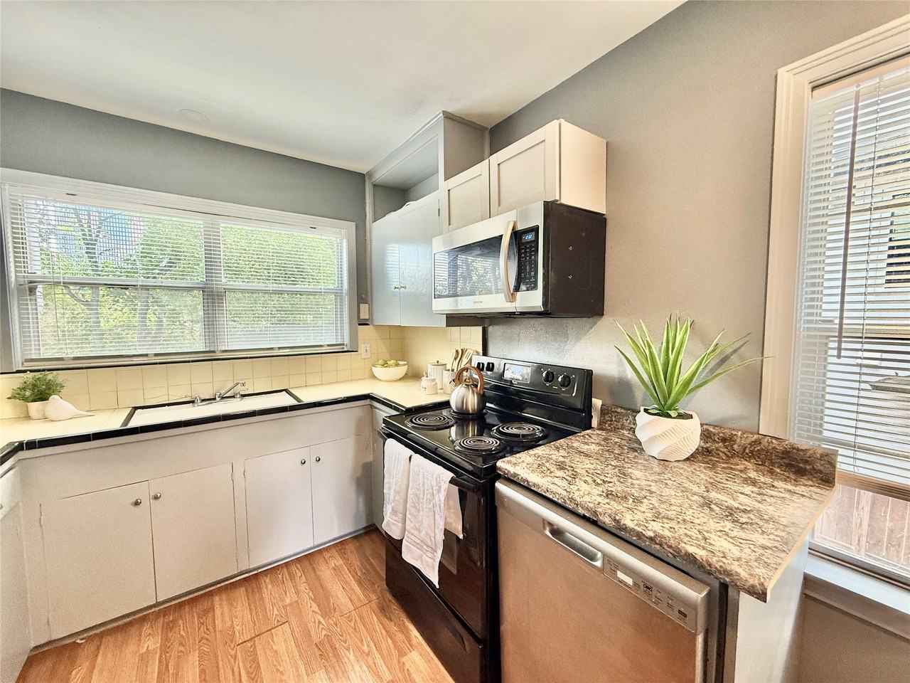 2027 Sheridan Street #2027 - Photo 2 of 12