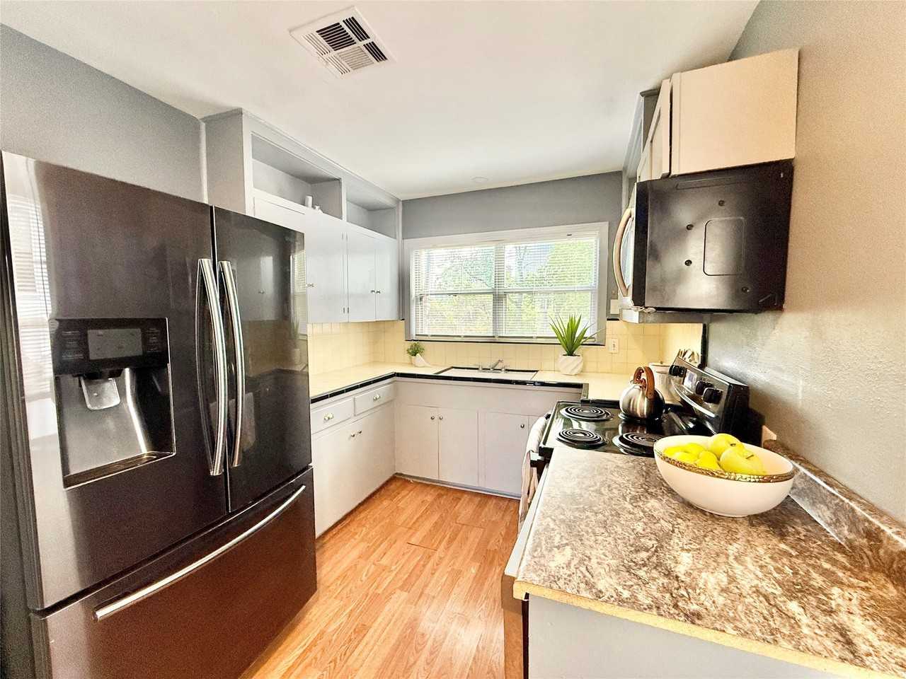 2027 Sheridan Street #2027 - Photo 3 of 12