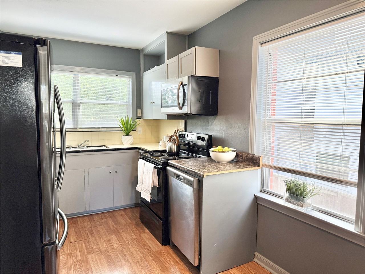 2027 Sheridan Street #2027 - Photo 4 of 12