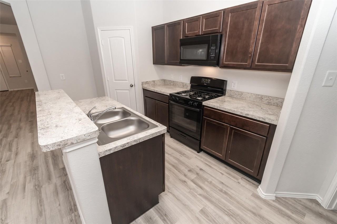 24135 Ravenna Oaks Ct #24135 - Photo 6 of 10