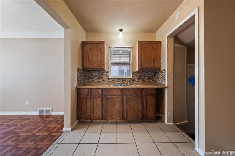 14301 Freeland Street - Photo 5 of 12