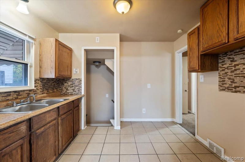 14301 Freeland Street - Photo 6 of 12