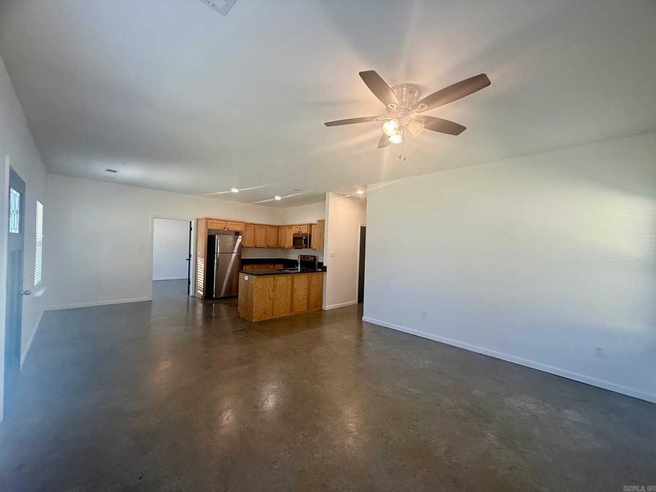 322 322 E Maple Unit B Street - Photo 2 of 20