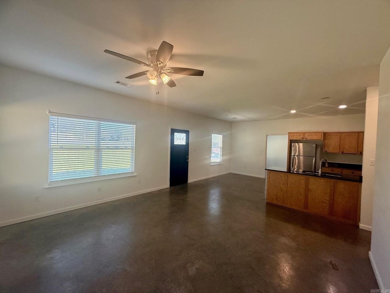 322 322 E Maple Unit B Street - Photo 3 of 20