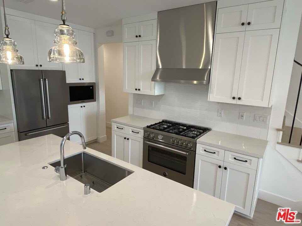 1651 S Hayworth Ave - Photo 6 of 45