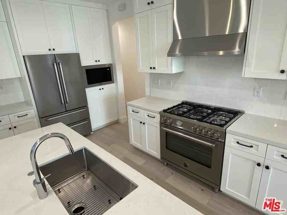 1651 S Hayworth Ave - Photo 7 of 45