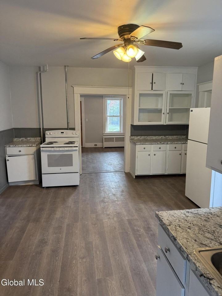 8 Farrell St - Photo 4 of 8