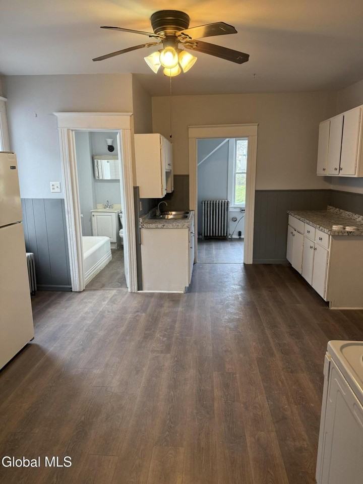 8 Farrell St - Photo 5 of 8