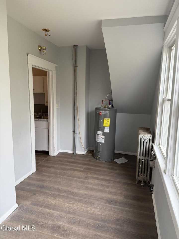 8 Farrell St - Photo 6 of 8