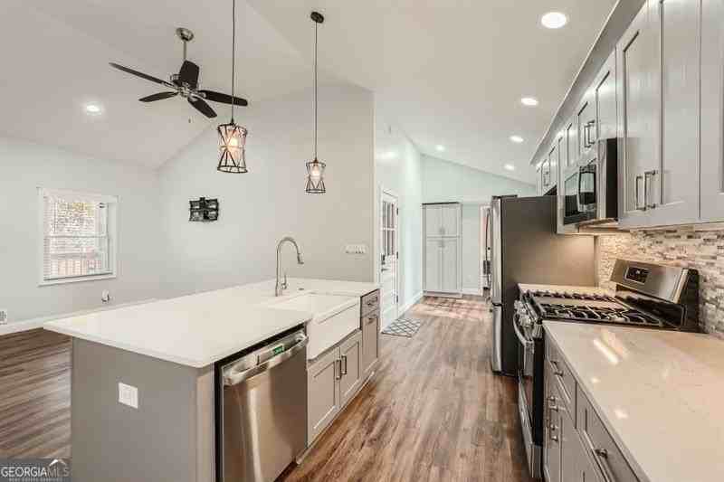 459 Holcomb Bridge Rd - Photo 4 of 11