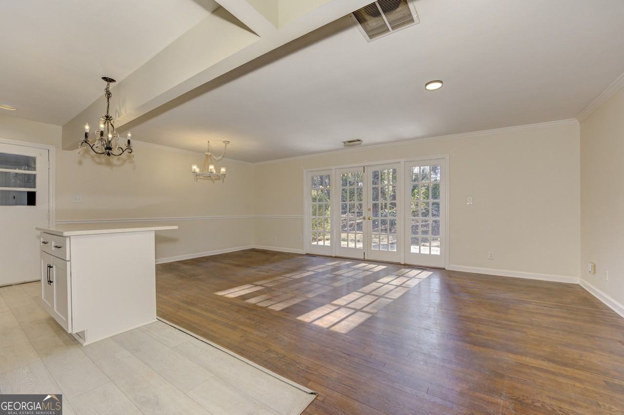 465 Windsor Pkwy - Photo 7 of 38