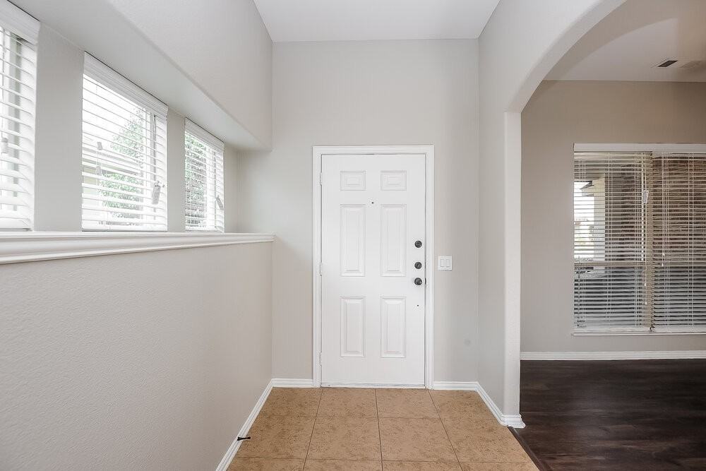 656 Brooks St - Photo 4 of 17