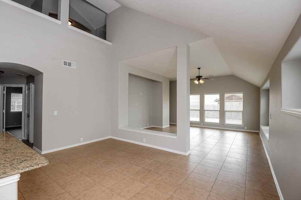 656 Brooks St - Photo 5 of 17