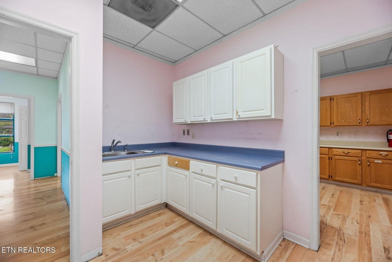 5034 N Broadway St - Photo 5 of 14