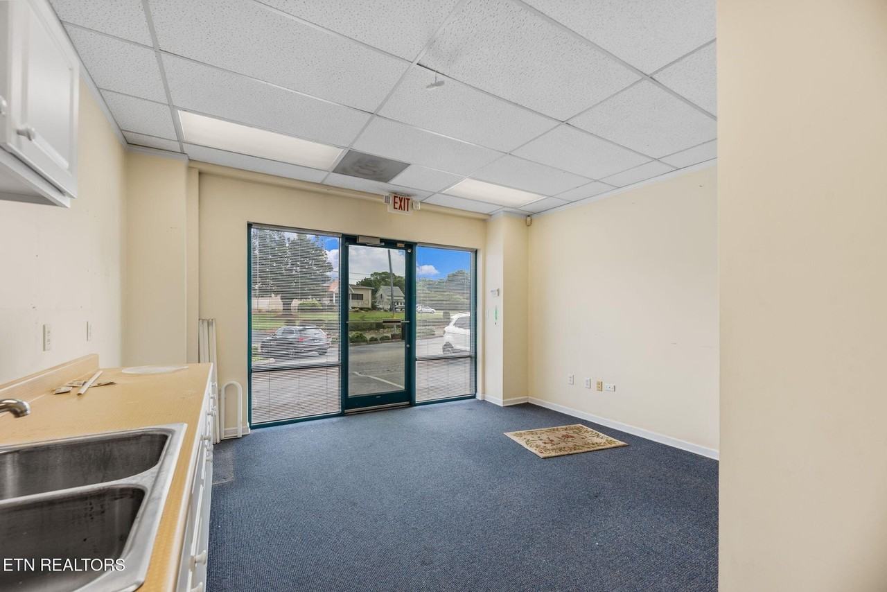 5034 N Broadway St - Photo 6 of 14