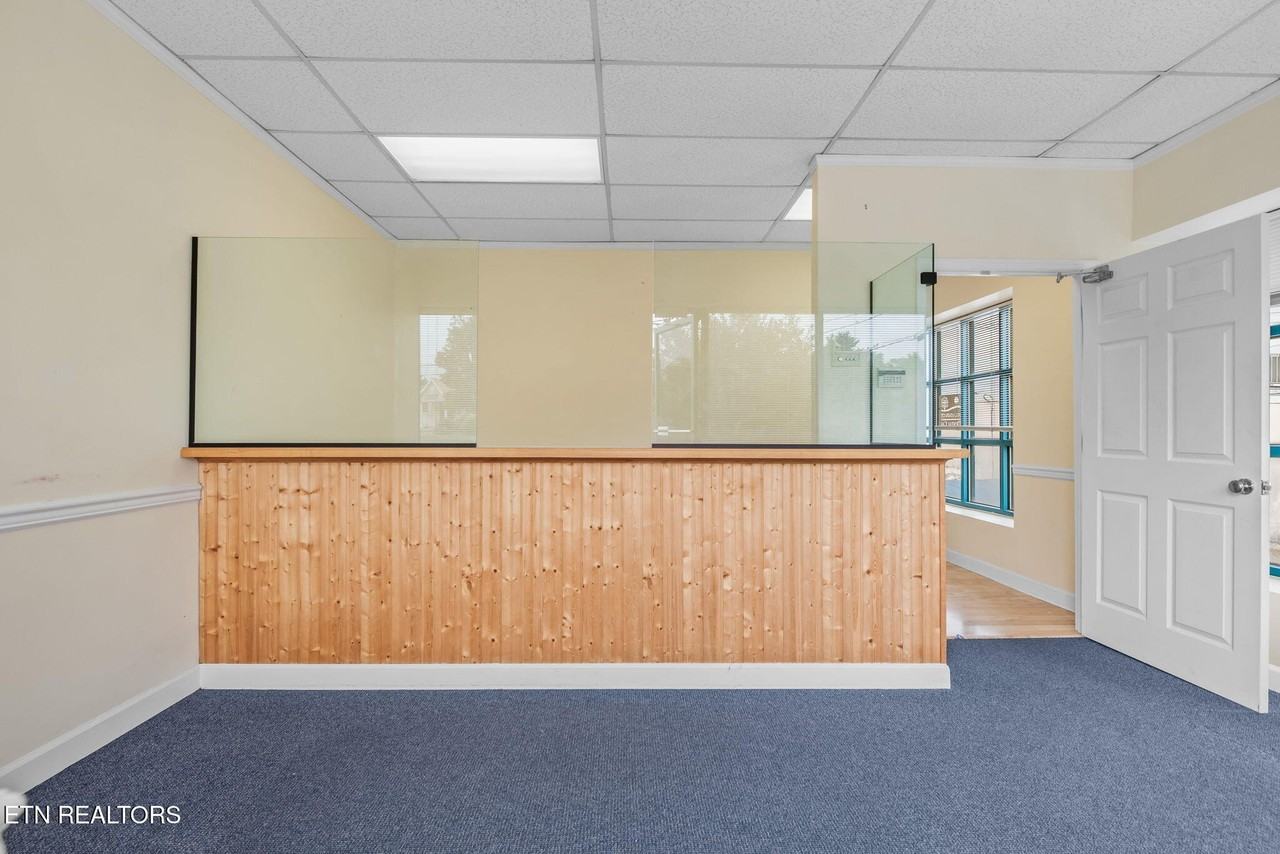 5034 N Broadway St - Photo 7 of 14