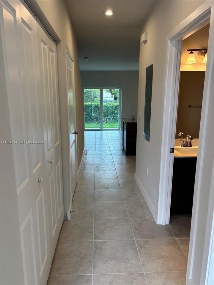 551 Nw 10th Ct - Photo 7 of 8