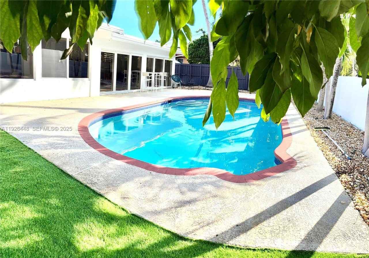 19340 Ne 18th Ct - Photo 4 of 22