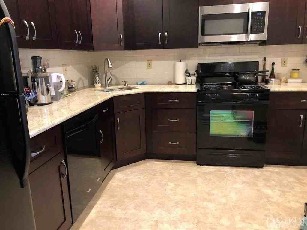 151 Gregory Ln - Photo 5 of 18